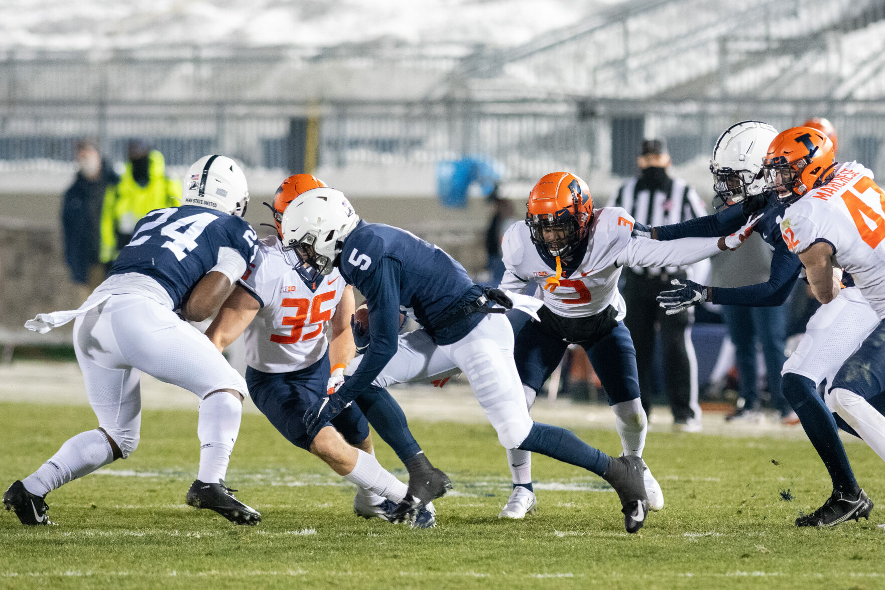 Penn State football vs. Illinois, Keyvone Lee (24) protects Jahan Dotson (5) with ball